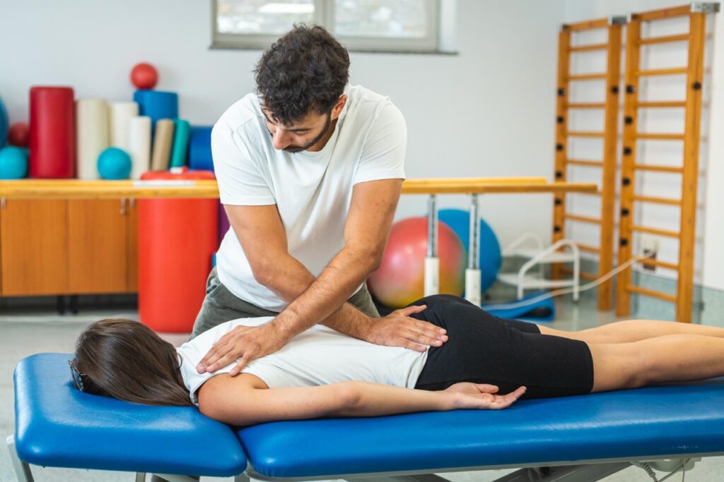 Zawód ten niesie za sobą również wyzwania, takie jak wysokie ryzyko wystąpienia przeciążeń mięśniowo-szkieletowych u samych terapeutów, czy trudności emocjonalne wynikające z pracy z ciężko chorymi pacjentami