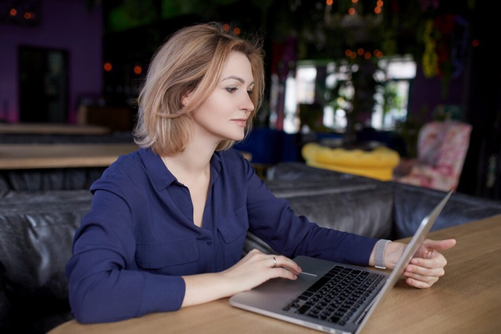 Wybór idealnego laptopa to inwestycja w Twoją przyszłość zawodową – dedykowany czas na badanie opcji zaprocentuje poprawą efektywności pracy przez lata użytkowania urządzenia