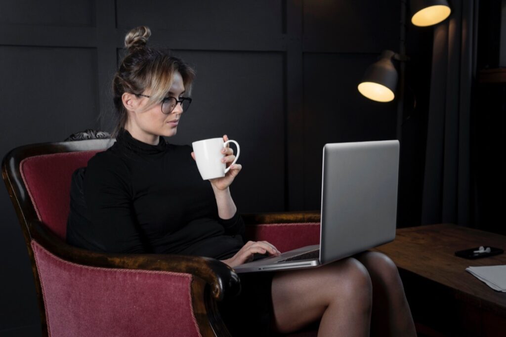 EliteBook 860 G11 to laptop, który już na pierwszy rzut oka zdradza, że został zaprojektowany z myślą o profesjonalistach wciąż w ruchu