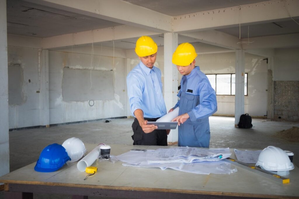 Praca inżyniera budownictwa wiąże się z ciągłą odpowiedzialnością za życie i zdrowie ludzi korzystających z projektowanych lub nadzorowanych przez nich obiektów