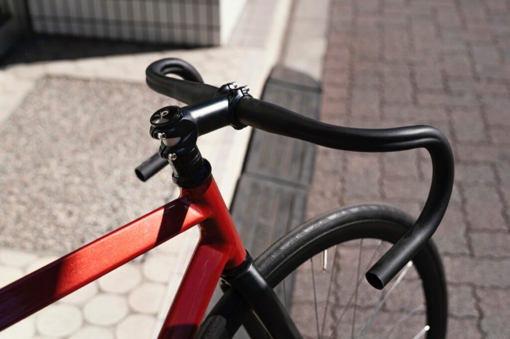 Rower stał się nie tylko popularnym środkiem transportu, ale również symbolem zdrowego stylu życia i ekologicznego podejścia do codzienności