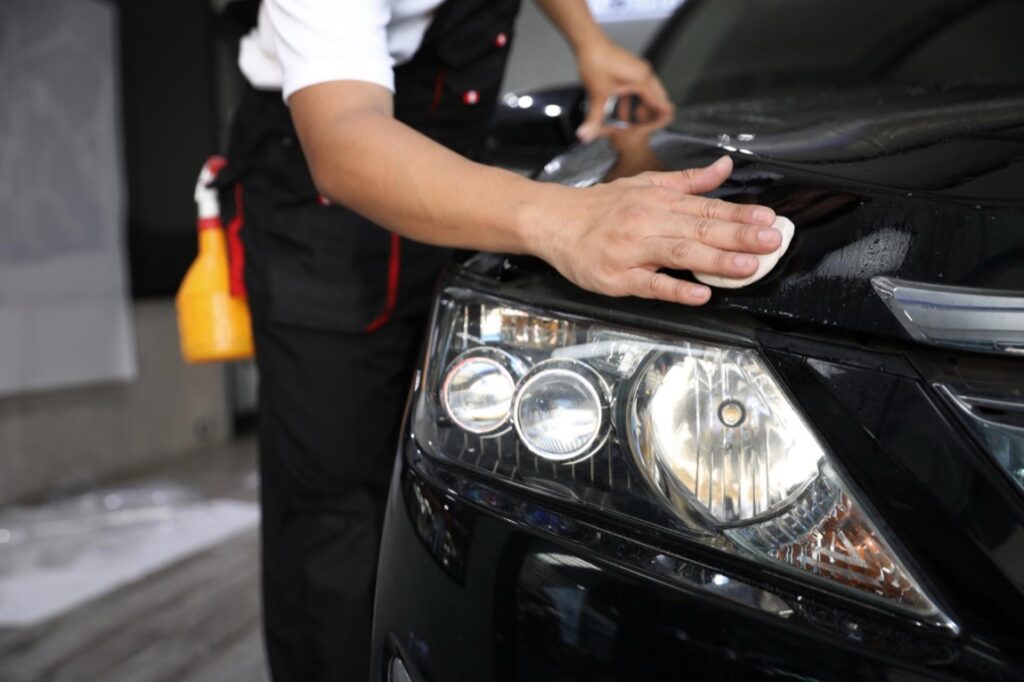 Regularnie stosowana ceramiczna powłoka nie tylko chroni lakier przed negatywnymi wpływami środowiska ale również utrzymuje jego wysoki połysk na wiele lat użytkowania pojazdu